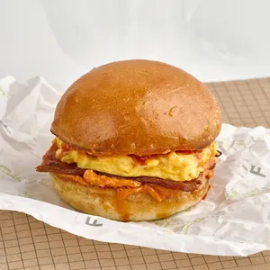 Sandwich Bun de Huevo y tocineta