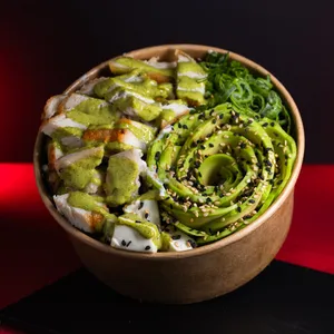 Gohan Tori Acevichado Maestro Bowl con Pollo cocido, salsa acevichada de cilantro, roseta de palta fresca y queso crema sobre arroz. Sakai Sushi Providencia.