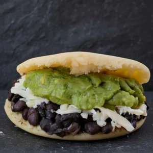 Arepa Patapata (Porotos, Queso & Palta)