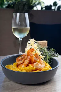 PASTA FRESCA CON CAMARÓN Y SALSA A LA HUANCAÍNA