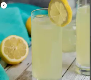 Limonada tradicional en jarra