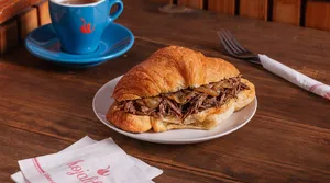 Croissant Grande Carne Mechada y queso