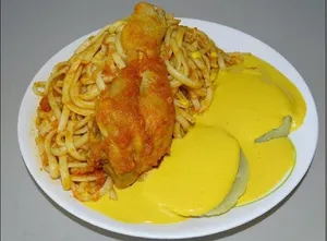 (SOR) Tallarines rojos con pollo y papa a la huancaina