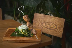 Satay de pollo