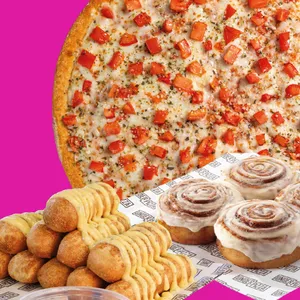 Promo de una pizza clásica con unos rollitos de canelas y palitos de ajo