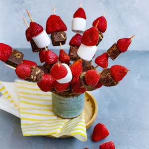 Brochetas brownie, frutilla, marshmallow