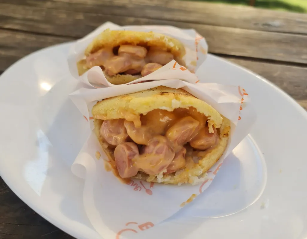 Porción Arepas Salchicha golf
