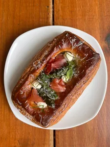 Danesa salada de espárragos, jamón serrano y ricotta