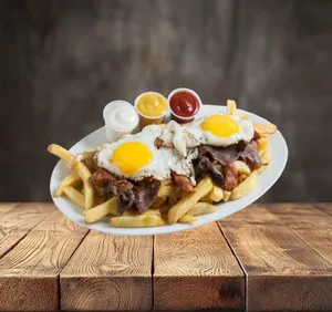 Chorrillana clásica para 2 personas, (cebolla caramelizada, churrasco, choricillo y 2 huevos fritos)