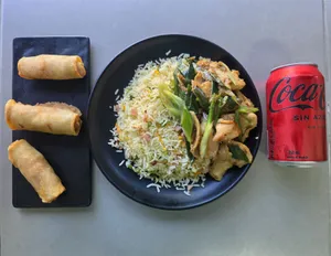 Elige tu colacion + bebida en lata + 3 arrollados (PLATA)