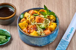 Ensalada Mango Salad – Salmón, Mango y Salsa de Miel con Ajonjolí