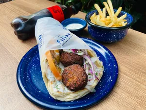 Combo Pita Falafel Griego, Acompañamiento y Bebida