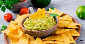 Totopos con guacamole + 1 salsa