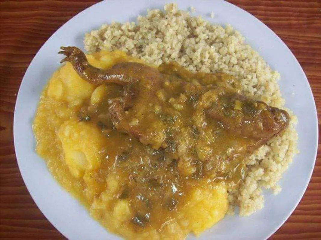 1/4 cuy guisado con revuelto de papas o papa sancochada. 1/4 cuy guisado con revuelto de papas o papa sancochada.