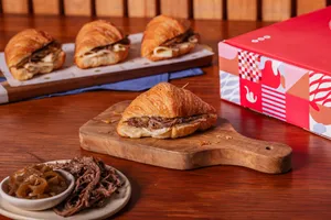10 MiniCroissant Mechada y Queso