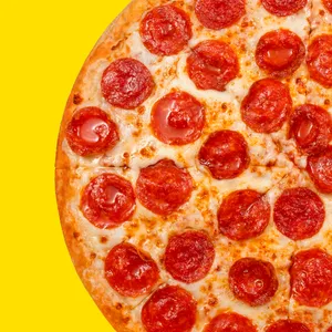 Pizza Pepperoni con nuestro delicioso Pepperoni importado de USA, queso mozzarella y salsa de tomate.