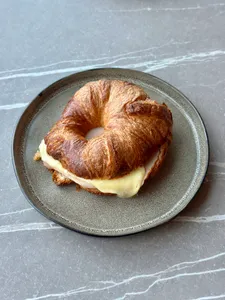 Croissant jamón y queso