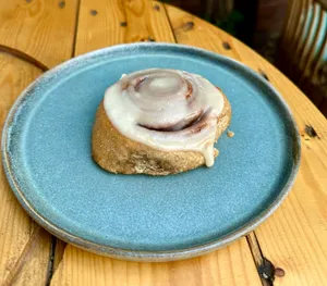 Rollo de Canela de Masa Madre con frosting de vainilla APLV, libre de soya