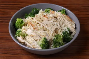 Tallarines Alfredo con pollo y brocoli
