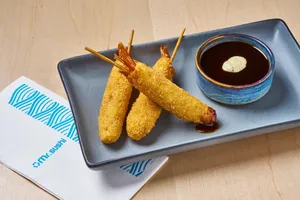 Kushi Ebi Queso - Camarón empanizado con queso fundido (2 pzas)