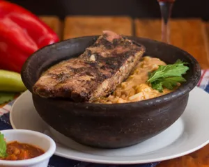 Porotos con Costillar