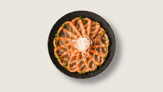 Sashimi de salmón corte fino