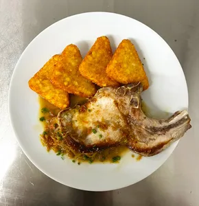 Chuleta estofada + entrada y postre.