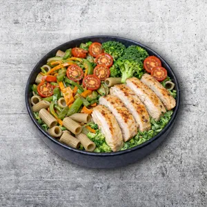 Ensalada de pasta integral y pollo