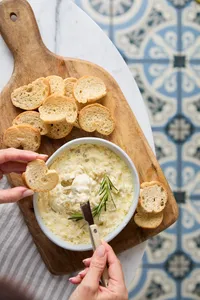 Queso cremoso caliente de alcachofa