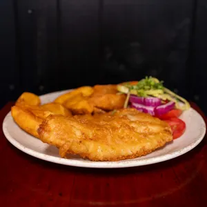 Pescado Frito Con Papas Fritas y Ensalada Chilena
