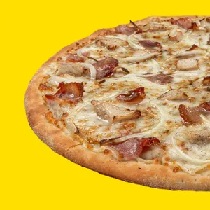 Pizza Pollo BBQ con pollo, tocino, cebolla, queso mozzarella y salsa BBQ.