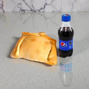 alt="Empanada de pino casera con bebida mini 250 cc — desayuno rápido Paradiso"