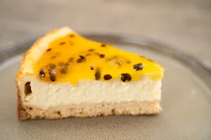 Trozo de cheesecake de maracuya