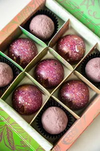 Caja de bombones y trufas del mes morado (9 unidades)