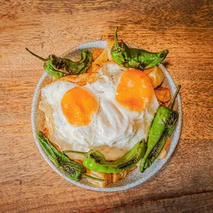 Huevos Rotos con Pimiento de Padrón