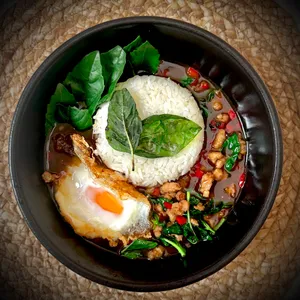 Pad Kra Pao (Salteado de Albahaca Tailandesa)
