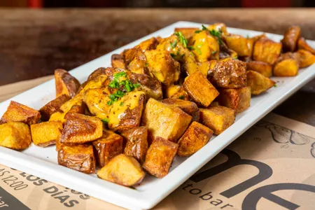 Patatas bravas y salsa cheddar