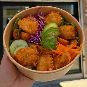 Ensalada Acevichada de Camarones Apanados