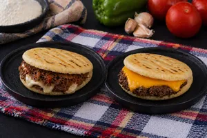 1 AREPA BURGUER + 1 AREPA MECHADA CON QUESO