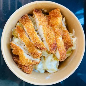 Ensalada Pollo Panko y Papas Mayo