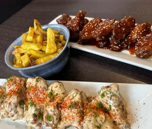 ¡Alitas Lover! 36 alitas con papas fritas