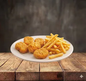 5  crujientes nuggets de pollo mas papas fritas acompañado de salsa BBQ