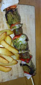 Anticucho con papas cocidas