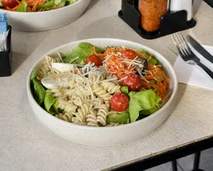 Ensalada huevo y fideos
