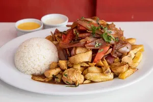 Pollo saltado