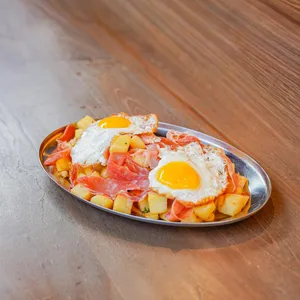 Chorrillana Española (Huevos rotos) rotos con Jamón