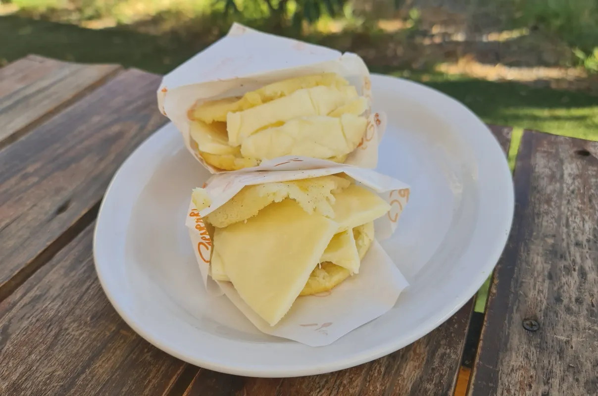 Porción Arepas de queso de mano
