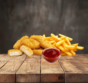 5  crujientes nuggets de pollo mas papas fritas acompañado de salsa BBQ