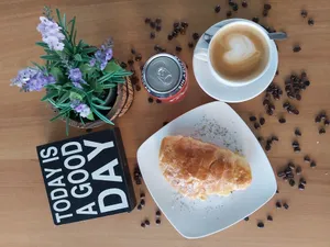 Croissant + café