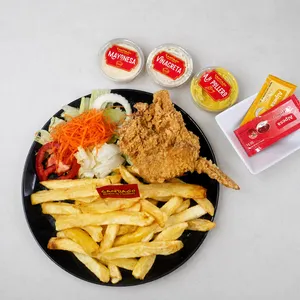 Broaster 1 pieza + papas + ensalada + cremas